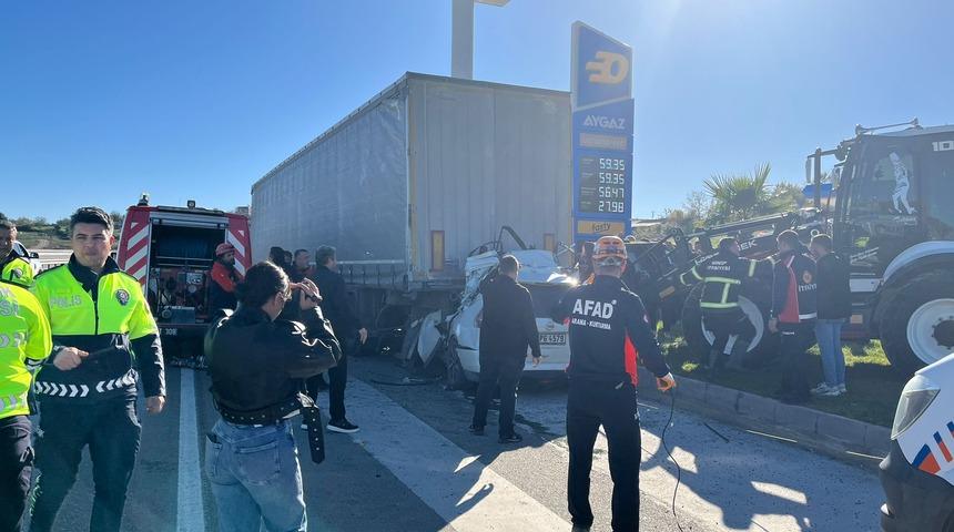 Otomobil, TIR'a arkadan &ccedil;arptı; &ouml;ğretmen &ouml;ld&uuml;