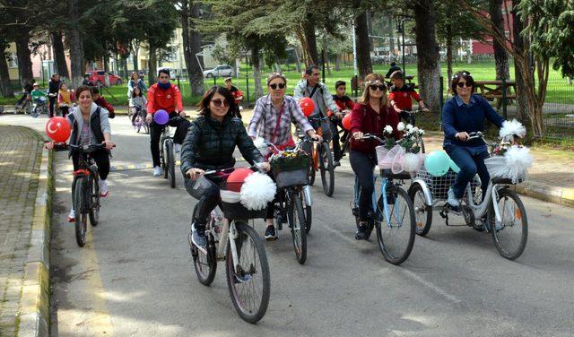 Kadına şiddete dikkat çekmek için bisiklet turu