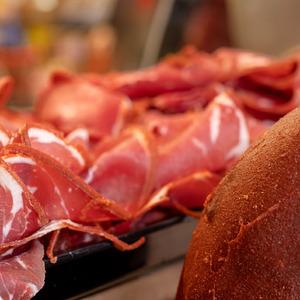 Bu defa adres Niğde! Pastırma yiyen 5 kişi hastanelik oldu