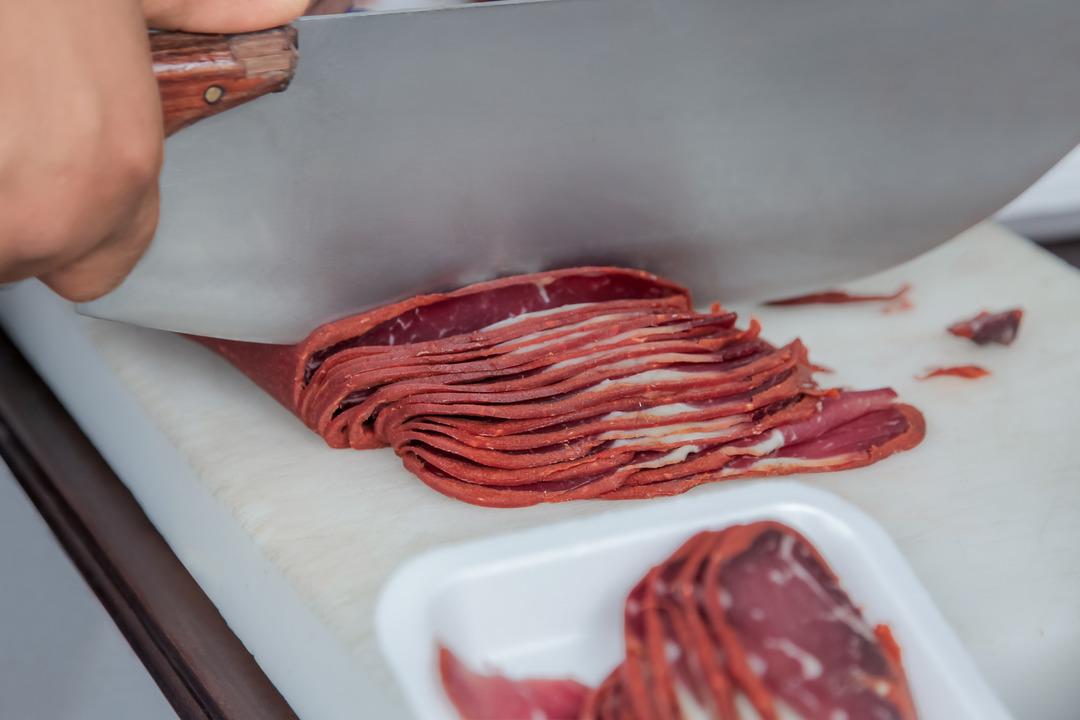 Bu defa adres Niğde! Pastırma yiyen 5 kişi hastanelik oldu 1