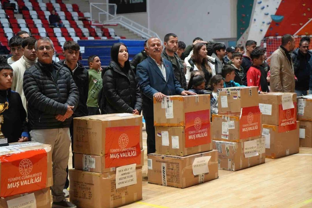 Muş’ta 35 amatör spor kulübüne 2 milyon TL malzeme desteği! 2