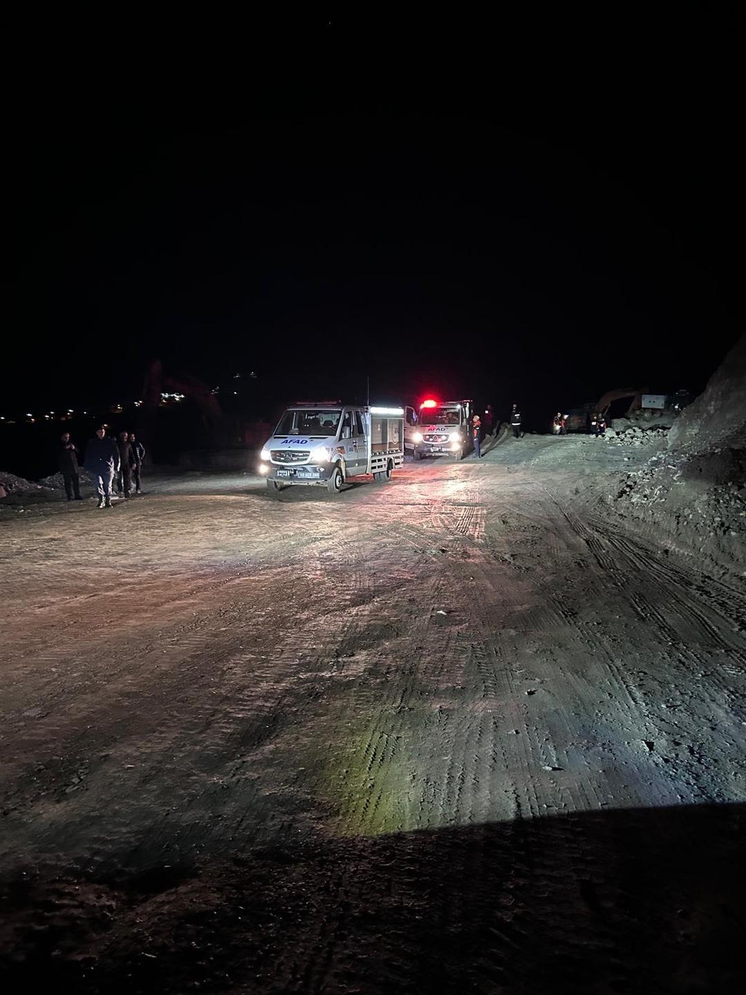 1200xauto Sivas'ta maden ocağında göçük: Şantiye müdürünü arama çalışması sürüyor