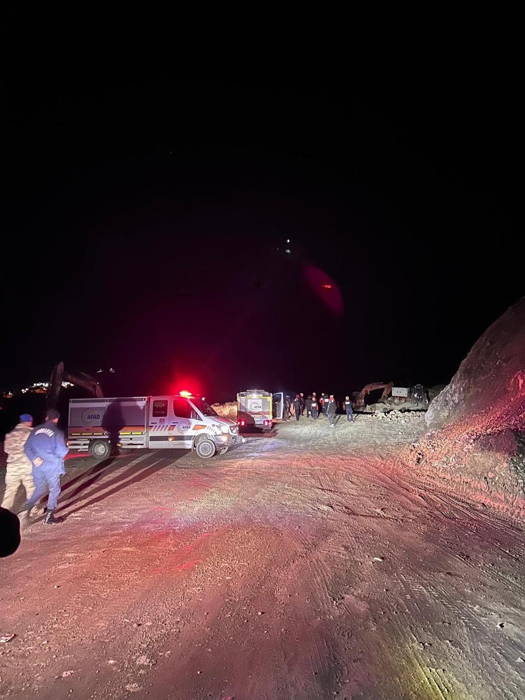 1200xauto Sivas'ta maden ocağında göçük: Şantiye müdürünü arama çalışması sürüyor