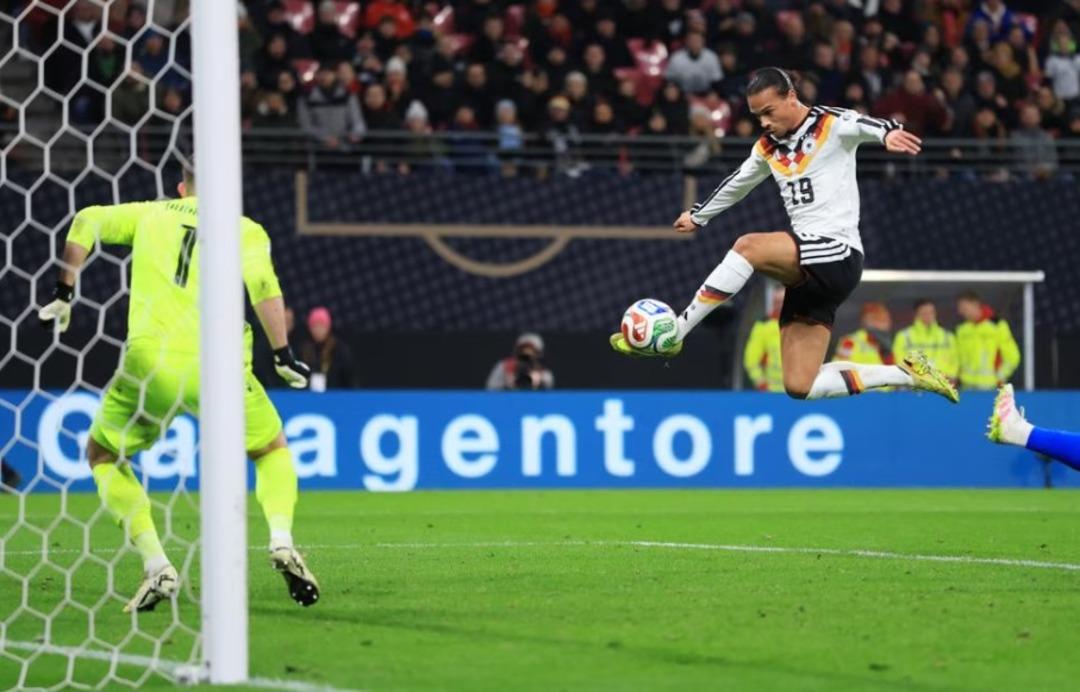 Galatasaray forması giyen Leroy Sane, Almanya nın Slovakya ile oynadığı D&uuml;nya Kupası Elemeleri ma&ccedil;ının ilk yarısında 2 gol kaydetti!  3