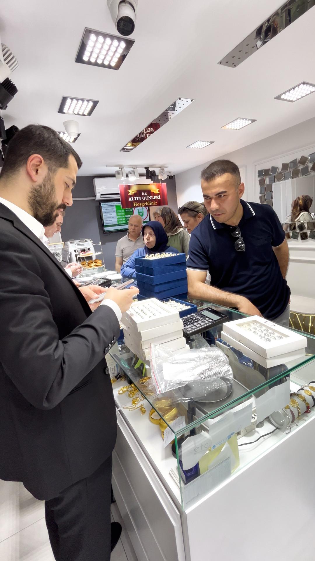 Kuyumcuda ilginç uygulama! Altın günü dükkana taşındı 1