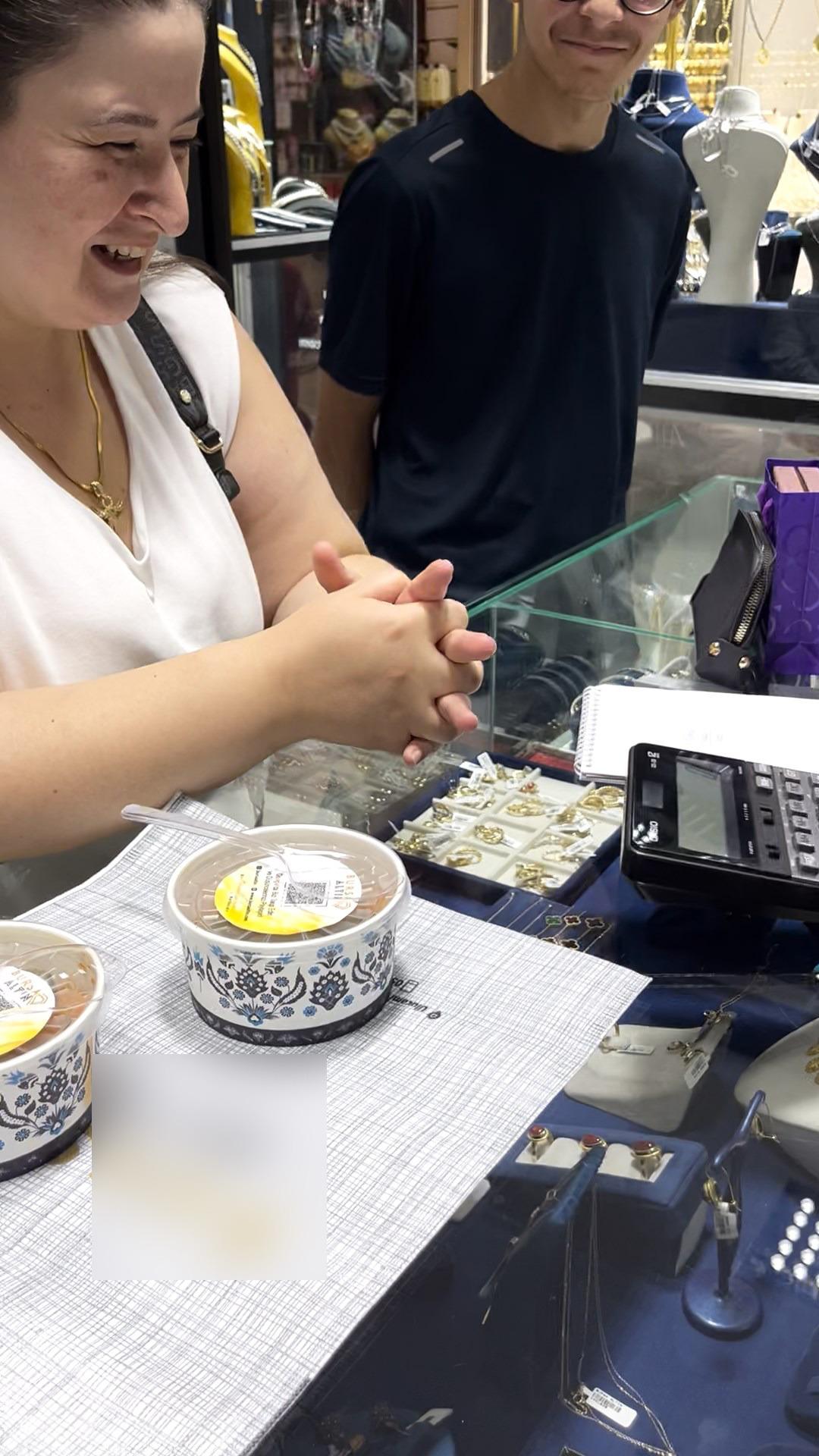 Kuyumcuda ilginç uygulama! Altın günü dükkana taşındı 2