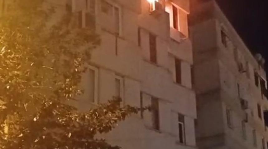 Antalya&rsquo;da apartman dairesi alev alev yandı