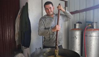 Evden getirip pişiriyorlar, kilosu 2 bin TL'yi buluyor!