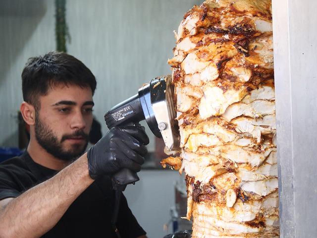 Yer Eskişehir... Olay tartışma yarattı: 1 kiloluk tavuk dürümü 150 TL’ye satıyor! Kısa sürede gündem oldu