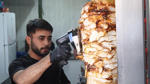 Yer Eskişehir... Olay tartışma yarattı: 1 kiloluk tavuk dürümü 150 TL’ye satıyor! Kısa sürede gündem oldu