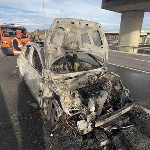 Otomobil alev alev yandı