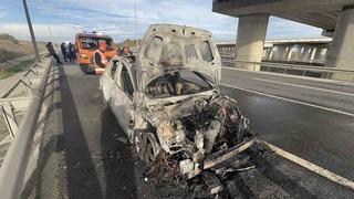 Otomobil alev alev yandı