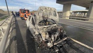 Otomobil alev alev yandı