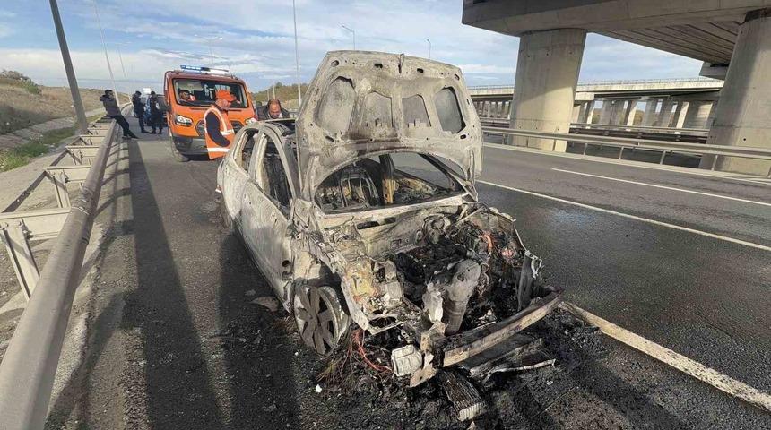 Otomobil alev alev yandı