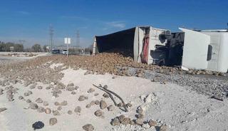 Pancar yüklü tır devrildi: 1 yaralı