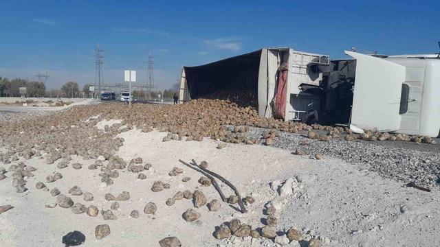 Pancar yüklü tır devrildi: 1 yaralı