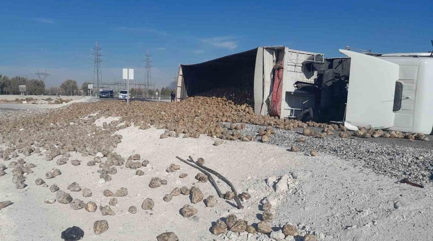 Pancar y&uuml;kl&uuml; tır devrildi: 1 yaralı