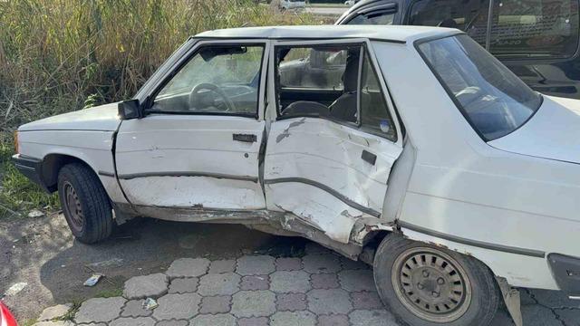 Kavşakta otomobiller çarpıştı: 2 yaralı 4