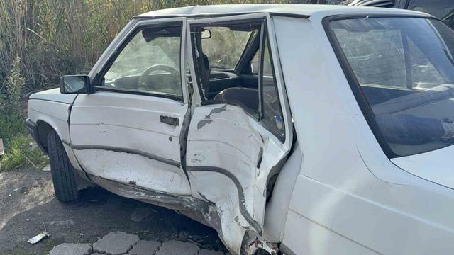 Kavşakta otomobiller çarpıştı: 2 yaralı 3