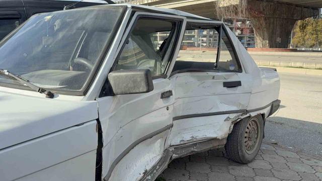 Kavşakta otomobiller çarpıştı: 2 yaralı 2