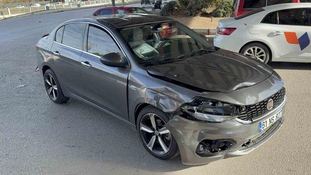 Kavşakta otomobiller çarpıştı: 2 yaralı 1