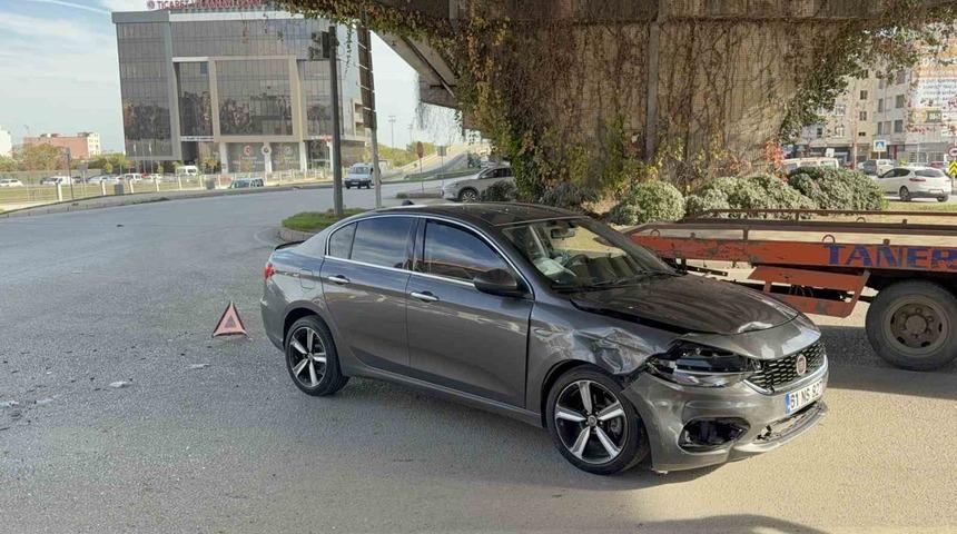 Kavşakta otomobiller çarpıştı: 2 yaralı