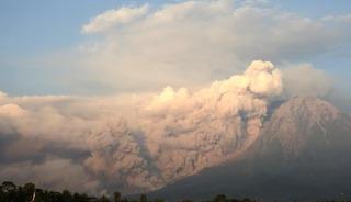Endonezya'da Semeru Yanardağı'nda patlama meydana geldi