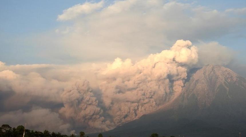 Endonezya'da Semeru Yanardağı'nda patlama meydana geldi