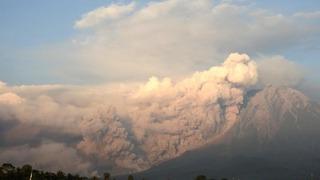 Endonezya'da Semeru Yanardağı'nda patlama meydana geldi