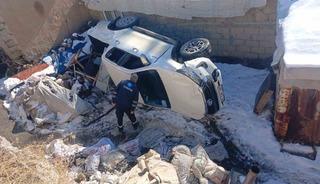 Hakkari’de VEDAŞ personelini taşıyan kamyonet şarampole yuvarlandı