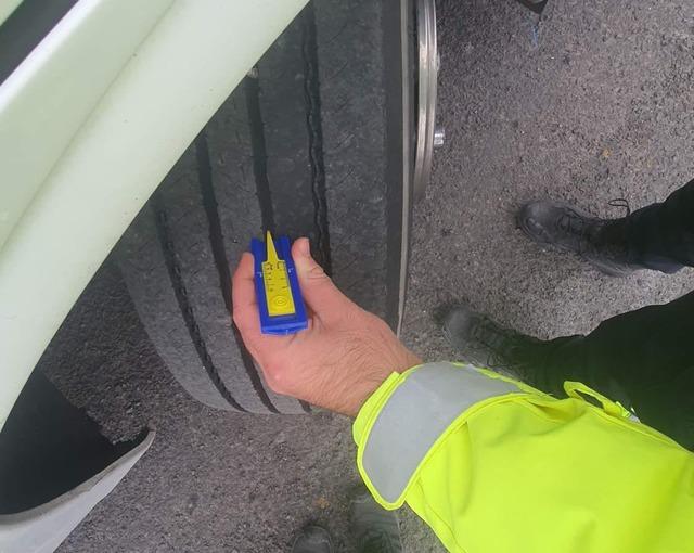 Kars’ta trafik ekiplerinden kış lastiği uygulaması 3