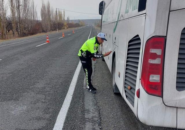 Kars’ta trafik ekiplerinden kış lastiği uygulaması 2
