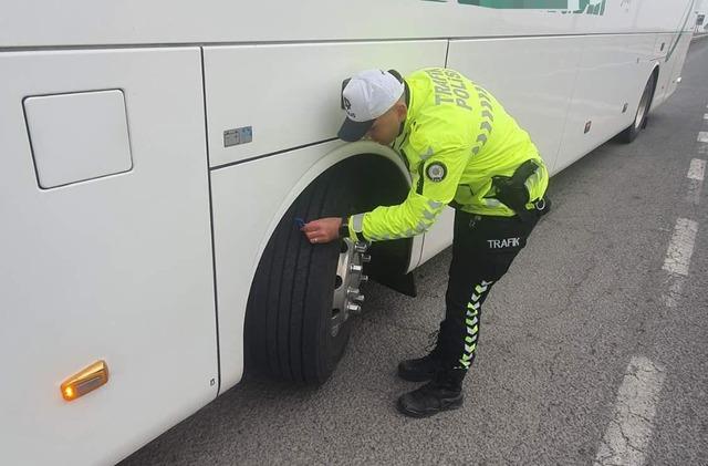 Kars’ta trafik ekiplerinden kış lastiği uygulaması 1