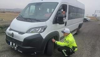 Kars’ta trafik ekiplerinden kış lastiği uygulaması