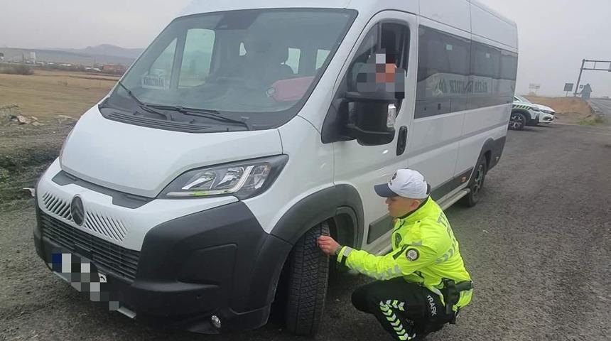 Kars’ta trafik ekiplerinden kış lastiği uygulaması