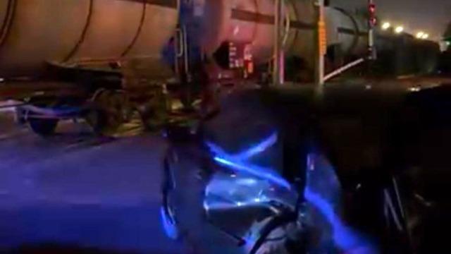 Diyarbakır’da tren otomobile çarptı: 1 yaralı