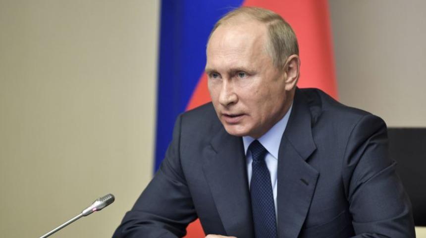 Time yeni sayısının kapağında Putin'i başında taçla gösterdi