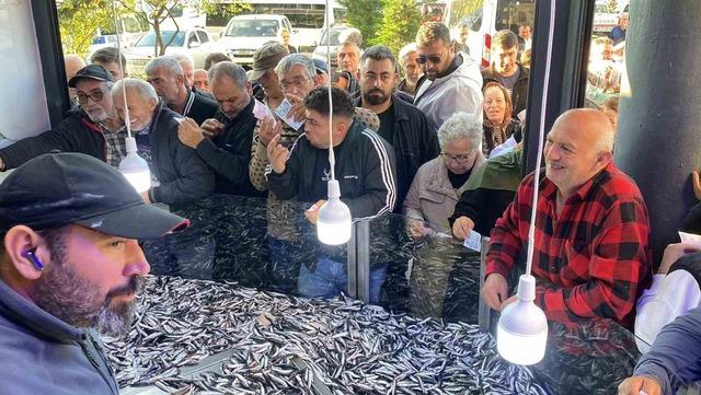 20 TL ye satılınca 2 saatte tükendi! Kuyruk oldu, dakikalarca beklediler 6