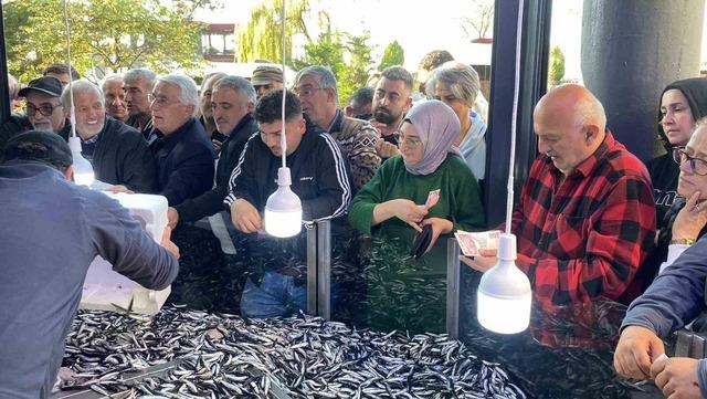20 TL ye satılınca 2 saatte tükendi! Kuyruk oldu, dakikalarca beklediler 5