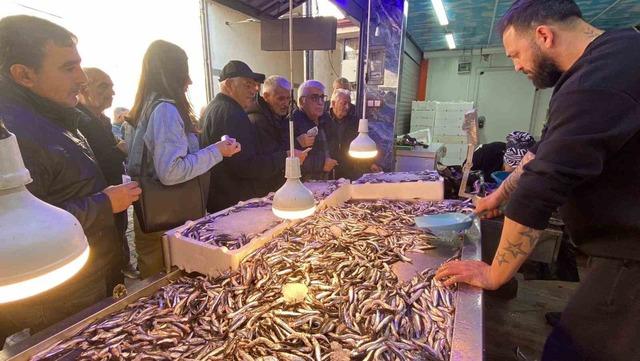 20 TL ye satılınca 2 saatte tükendi! Kuyruk oldu, dakikalarca beklediler 3