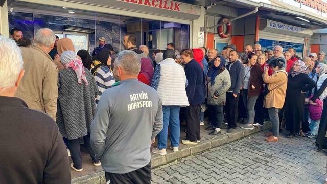 20 TL ye satılınca 2 saatte tükendi! Kuyruk oldu, dakikalarca beklediler 1