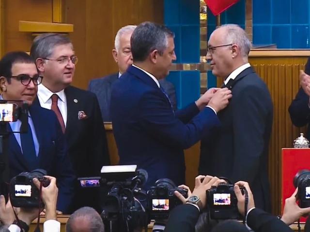 Rozetini Özgür Özel taktı, Doğan Demir resmen CHP'ye katıldı