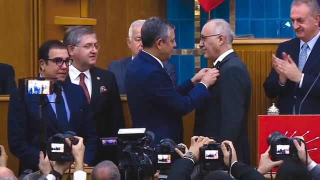 Rozetini Özgür Özel taktı, Doğan Demir resmen CHP'ye katıldı