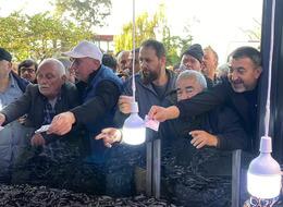 20 TL'ye satılınca 2 saatte tükendi! Kuyruk oldu, dakikalarca beklediler