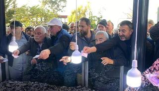 20 TL'ye satılınca 2 saatte tükendi! Önünde kuyruk oldu, dakikalarca beklediler