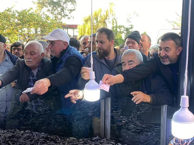 20 TL'ye satılınca 2 saatte tükendi! Kuyruk oldu, dakikalarca beklediler