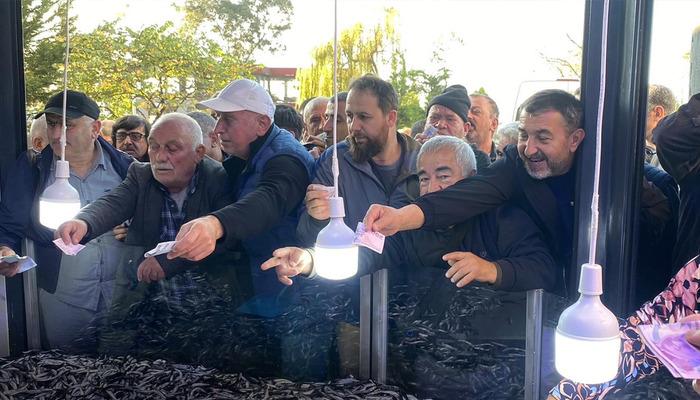 20 TL'ye satılınca 2 saatte tükendi! Önünde kuyruk oldu, dakikalarca beklediler