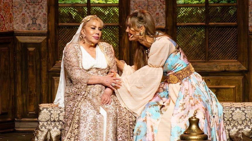 Yedi Kocalı H&uuml;rm&uuml;z m&uuml;zikalinde kriz &ccedil;ıktı! Mine Koşan &Ccedil;ağla Şıkel'in ismini verdi! Canlı yayında ilk kez a&ccedil;ıkladı