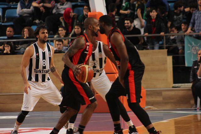 Sakarya Büyükşehir Basketbol - Muratbey Uşak Sportif: 83-73 2