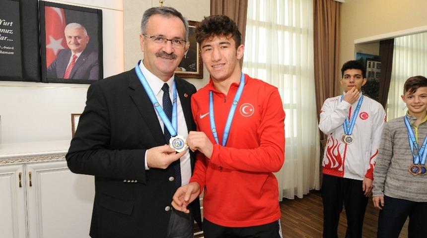 Şampiyon g&uuml;reş&ccedil;ilerden Muhittin G&uuml;ney&rsquo;e anlamlı hediye